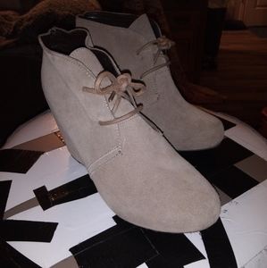 Shoe dazzle nude wedge booties W size 8